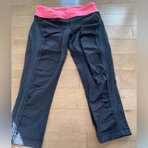 Lululemon 3/4 length joggers black and fuchsia size medium